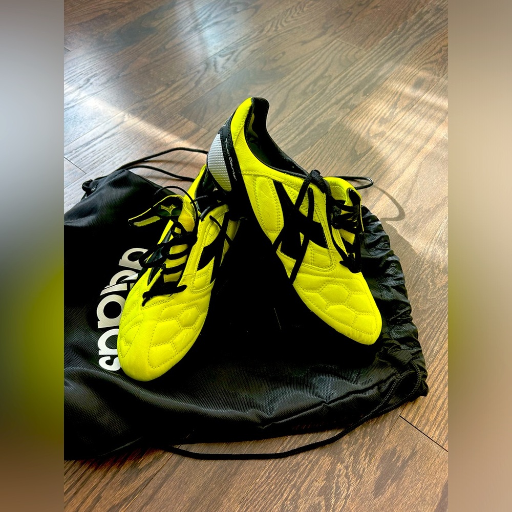 Diadora Yellow Black Athletic Shoes Sleek Design